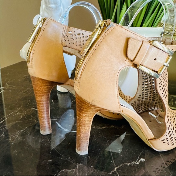 ๐ฉท LOUISE et CIE WOMENS SIZE 37 - 7B CAMEL COLORED 3 3/4โ WOODEN HEEL GOOD COND - Picture 7 of 10